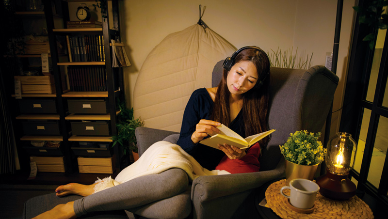 睡前聽令人平靜、愉悅的音樂，或閱讀一本不需要過度使用腦力的小書，有助於安穩入眠。